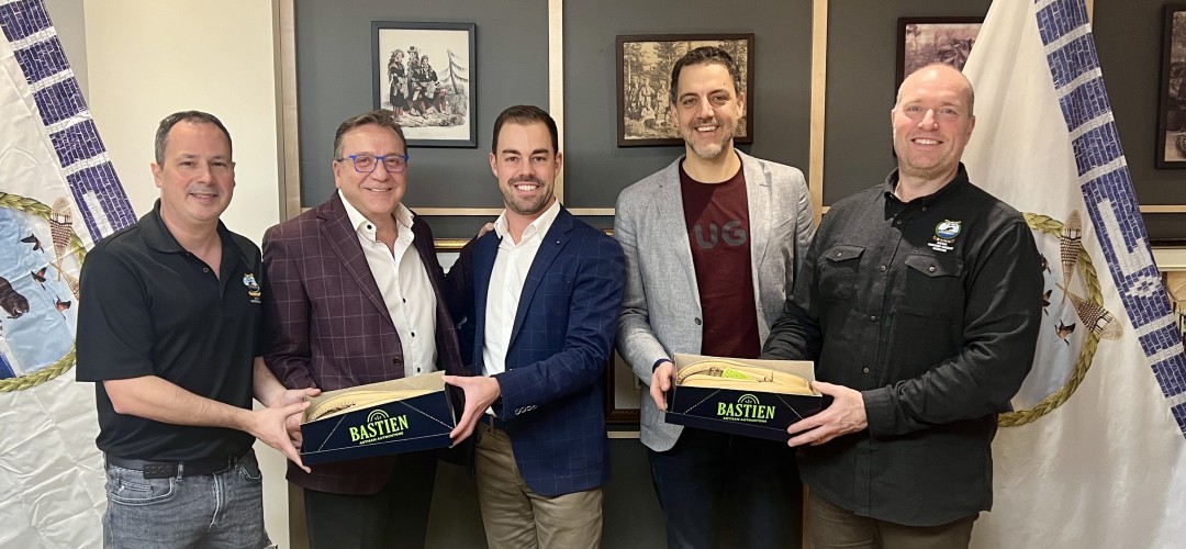 De gauche à droite : Dave Laveau, Chef responsable du développement économique pour la Nation huronne-wendat, André Pelchat, Kevin Lachance et François Pelchat, associés d’Immostar et Rémy Vincent, Grand Chef de la Nation huronne-wendat, lors de la création de Ya’ndiyatha’